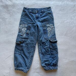 Y2K EMBROIDERED DENIM CARGO CAPRIS